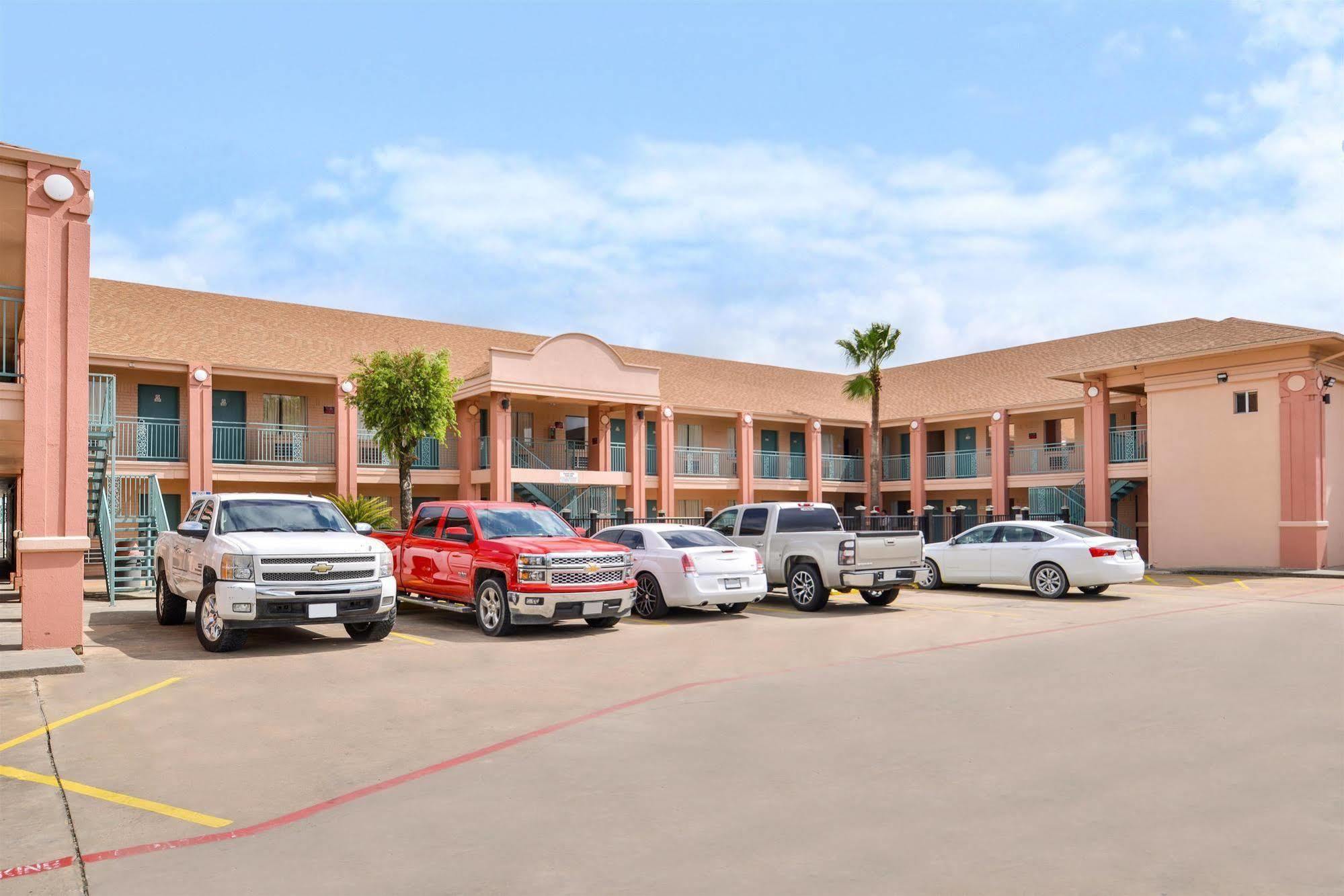 Americas Value 2* Clute